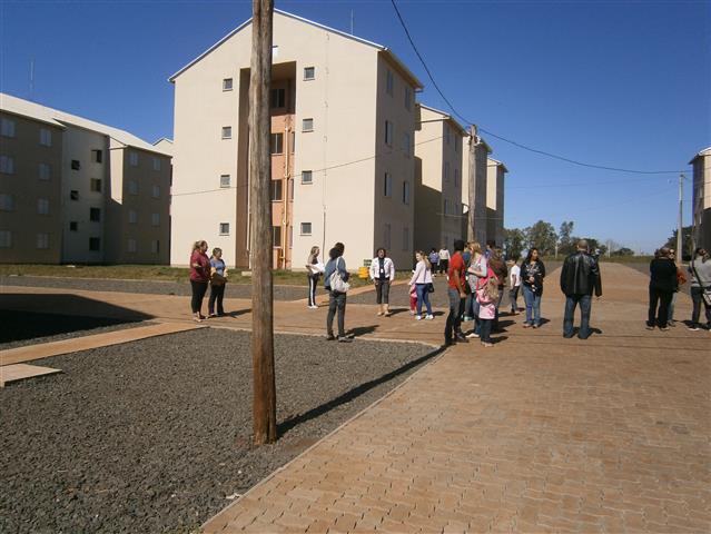 Famílias conhecem apartamentos do Romeu Goulart 2